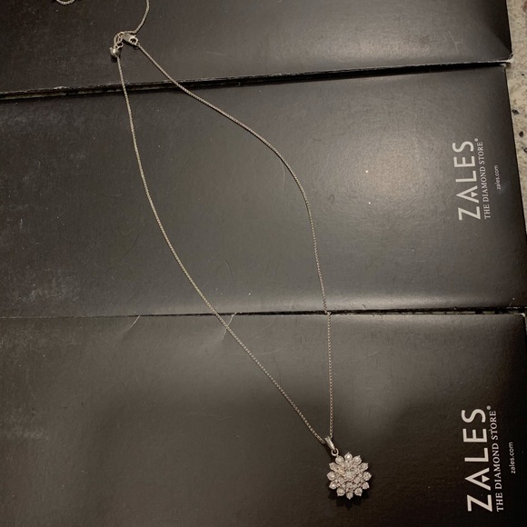 1/2 carat starburst necklace and adjustable chain - Picture 6 of 6